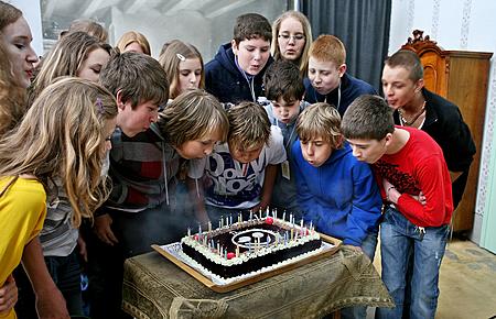 Fotoateliér Seidel přivítal padesátou školní třídu dortem se svíčkami, 14. dubna 2011