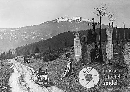 Bavorská Železná Ruda, modlitba u umrlčích prken, v pozadí Velký Javor, zdroj: http://fotobanka.seidel.cz/#!fotobanka/detail/203040601050070220001, foto: Josef Seidel, 1909