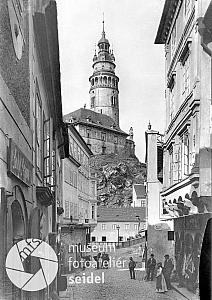 15 Český Krumlov, pohled Radniční ulicí na Hrádek se zámeckou věží, zdroj: http://fotobanka.seidel.cz/#!fotobanka/detail/205010101040021040001, foto: Josef Seidel, okolo 1910
