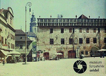 25 Český Krumlov, náměstí a radnice, autochrom, zdroj: prezent2 autochrom_passau011, foto: Josef Seidel, před 1910