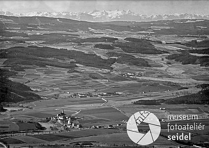 Alpské panorama z Kleti, v popředí poutní kostel Kájov, zdroj: http://fotobanka.seidel.cz/#!fotobanka/detail/203040701020040750001, foto: František Seidel, 1932
