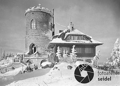 Rozhledna a turistická chata na Kleti v zimě, zdroj: http://fotobanka.seidel.cz/#!fotobanka/detail/203040701070021040001, foto: František Seidel, před rokem 1935
