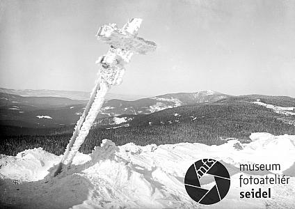 Kříž na vrcholu Luzného. Pohled na Roklan, zdroj: http://fotobanka.seidel.cz/#!fotobanka/detail/302070503040151420001, foto: František Seidel, 1929