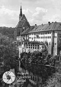 05 Český Krumlov, hotel Růže a kostel sv. Víta, zdroj: 103_23_01_01_01_015_00_S6_0006, foto: Josef Seidel, okolo 1930