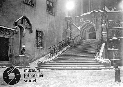 06 Český Krumlov, schodiště ke kostelu sv. Víta, zdroj: http://fotobanka.seidel.cz/#!fotobanka/detail/203040602060010740001, foto: Josef Seidel, okolo 1930