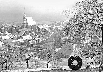 07 Český Krumlov, kostel sv. Víta z Důlní ulice, zdroj: http://fotobanka.seidel.cz/#!fotobanka/detail/203040602060014640001, foto: Josef Seidel, 1925