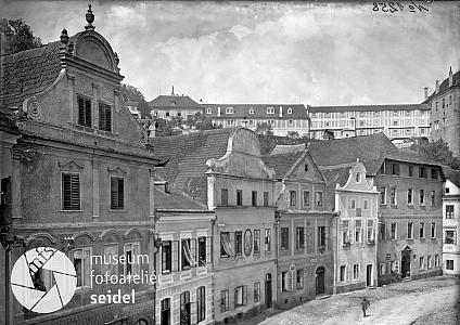 12 Český Krumlov, Široká ulice, zdroj: http://fotobanka.seidel.cz/#!fotobanka/detail/203040701070020310001, foto: Josef Seidel, okolo 1914