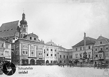 17 Český Krumlov, nejstarší snímek náměstí, zdroj: http://fotobanka.seidel.cz/#!fotobanka/detail/302070503040080720001, foto: neznámý fotograf, asi Gotthard Zimmer, před 1883
