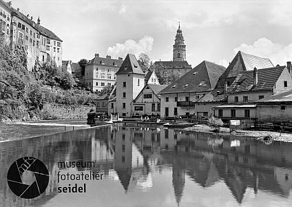08 Český Krumlov, pohled na Horní hrad a mlýn od Vltavy, zdroj: http://fotobanka.seidel.cz/#!fotobanka/detail/203040701050060840001, foto: Josef Seidel, před 1940